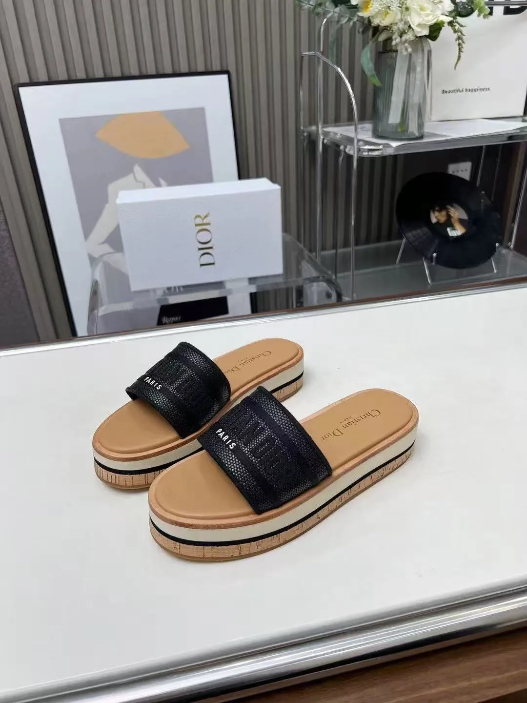 👟👟Ex-factory price 420👟👟 Dior's new spring and summer IVIETA DWAY jelly-colored flat-soled one-slip women's shoes with CD letter logo three-dimensional embroidery thick-soled round-toe open-toe slippers. The original version is developed to be the top version on the market. It feels soft and delicate on the feet and is extremely comfortable. Material: Upper imported raffia electric embroidery high-temperature water-soluble cotton technical fabric + water-dyed cowhide foot pad lining + original consistent combination outsole Outsole: original outsole Size: 35-42 (40.41.42 custom-made, non-refundable and non-exchangeable)